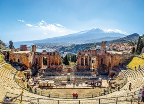 alte Theater von Taormina mit dem Ätna im Hintergrund, Sizilien