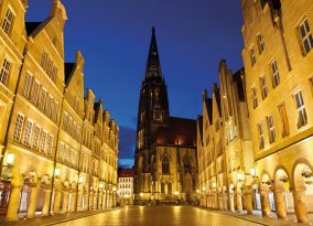 Prinzipalmarkt mit der Lamberti-Kirche in Münster