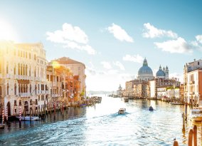 Blick von Accademia Brücke am Canal Grande in Venedig